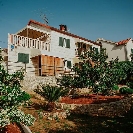 Apartment Doulos *